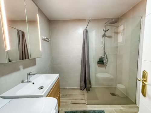 een badkamer met een douche en een witte wastafel bij SMART-Beachview in Costa Calma