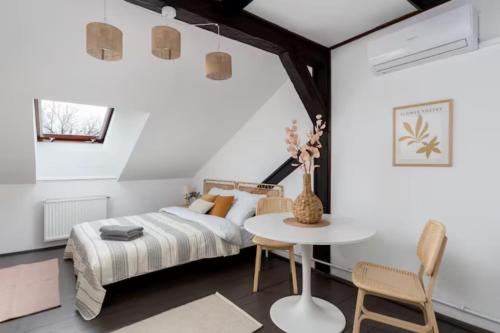 Schlafzimmer mit einem Bett, einem Tisch und Stühlen in der Unterkunft Wiślna Old Town Apartments in Krakau