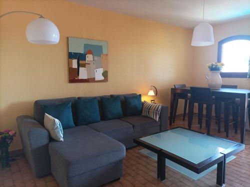 ein Wohnzimmer mit Sofa und Tisch in der Unterkunft Collioure, le village préféré des Français in Collioure