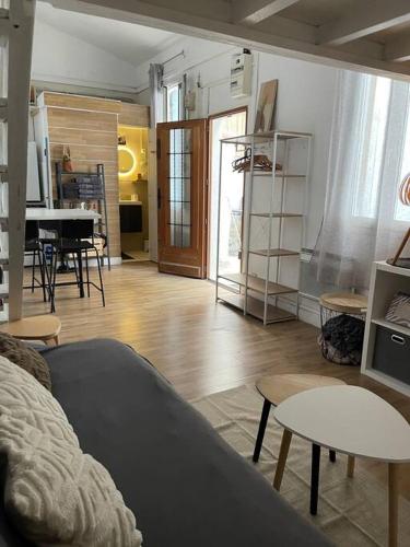 - un salon avec un canapé, des tables et un piano dans l'établissement Studio avec extérieur, à Marseille
