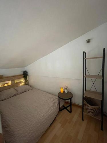 - une chambre avec un lit et une table avec une bougie dans l'établissement Studio avec extérieur, à Marseille