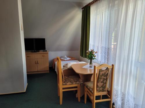 a small room with a table and a window at Pokoje Gościnne "Tęcza" in Zakopane