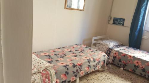 a small room with two beds and a table at Flat in Olbia Centro in Olbia