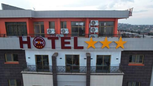 un hôtel avec des étoiles au-dessus d'un bâtiment dans l'établissement Matcheu palace Hôtel, à Yaoundé