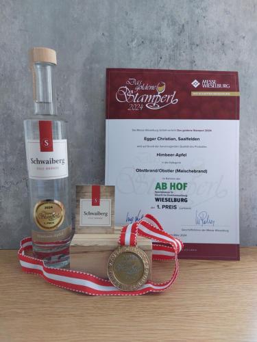 Sijil, anugerah, tanda atau dokumen lain yang dipamerkan di Chalet Schwaiberg