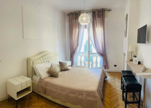 1 dormitorio con 1 cama, ventana y escritorio en Il Tenore B&B, en Verona