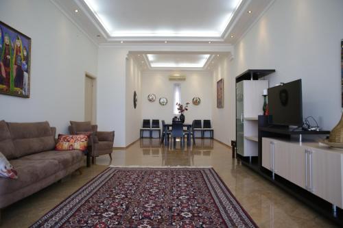 TV a/nebo společenská místnost v ubytování Exciting seaview villa Aymesa