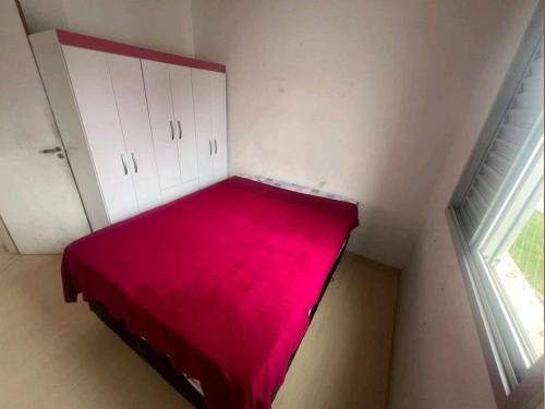 a small bedroom with a red bed in a attic at Apartamento para Eventos Autódromo de Interlagos ou região in Sao Paulo