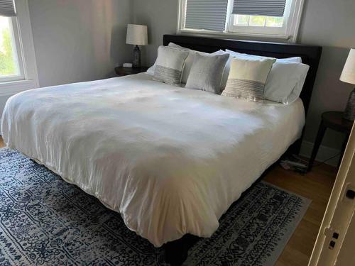 Ένα ή περισσότερα κρεβάτια σε δωμάτιο στο Beautiful Luxury Suite B of Shorewood Home