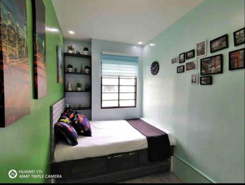 una camera con un letto con una parete verde di Complete Haven of breeze and comfort a Santa Maria