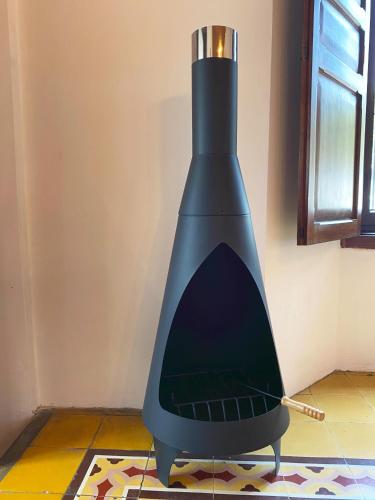 a black vase sitting on the floor in a room at Mestizo Antigua Cortijo in Ciudad Vieja