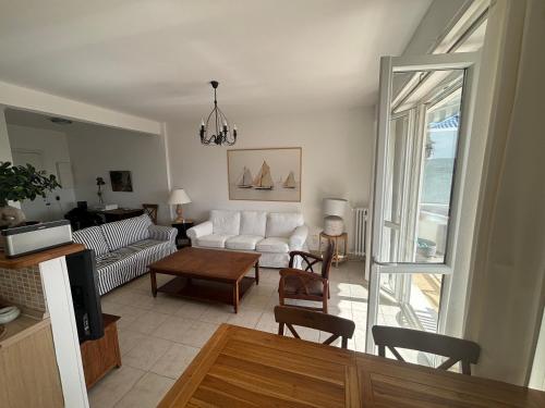 un salon avec un canapé et une table dans l'établissement 2 pièces 500 m de la mer, à Antibes