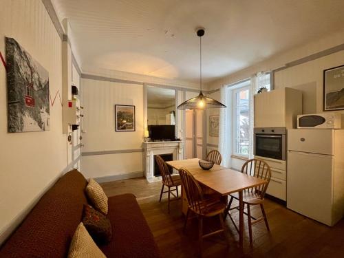 une cuisine et une salle à manger avec une table et des chaises dans l'établissement Beau T2 Calme Centre Mont-Dore - 1 Ch, Wifi, Ascenseur, Proche Thermes - FR-1-608-104, à Le Mont-Dore