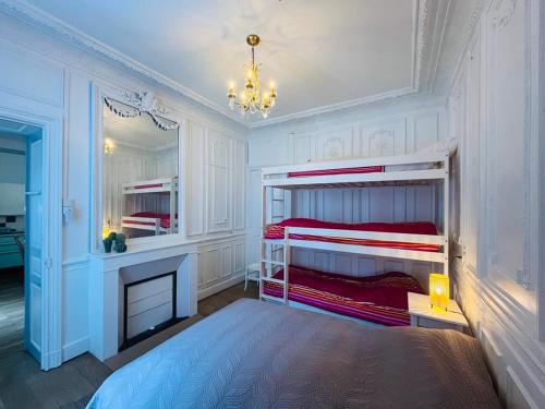 une chambre avec deux lits superposés et une cheminée dans l'établissement Beau T2 Calme Centre Mont-Dore - 1 Ch, Wifi, Ascenseur, Proche Thermes - FR-1-608-104, à Le Mont-Dore