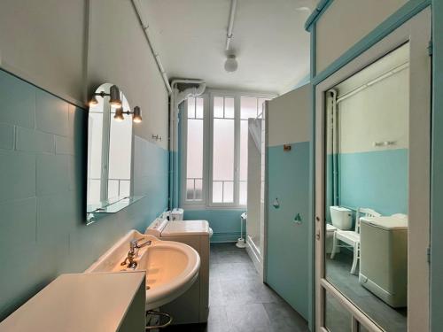 une salle de bain avec une baignoire, un lavabo et un miroir dans l'établissement Beau T2 Calme Centre Mont-Dore - 1 Ch, Wifi, Ascenseur, Proche Thermes - FR-1-608-104, à Le Mont-Dore