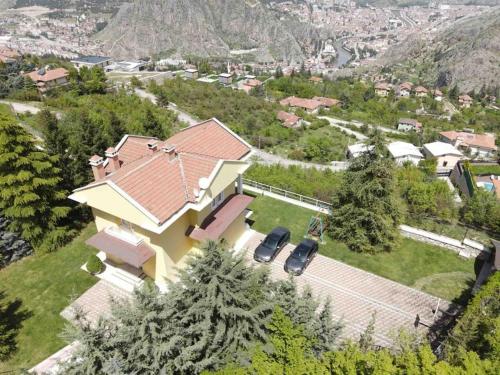 an aerial view of a house with two cars parked in the yard at Villa Ameseia in Amasya