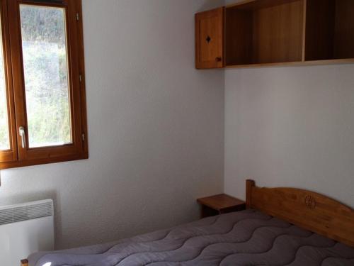 Ένα ή περισσότερα κρεβάτια σε δωμάτιο στο Appartement Valfréjus, 4 pièces, 8 personnes - FR-1-265-167