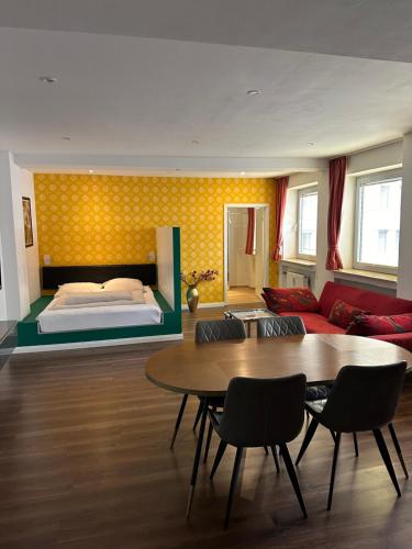 sala de estar con cama, mesa y sillas en Tondose Apartment, en Dortmund