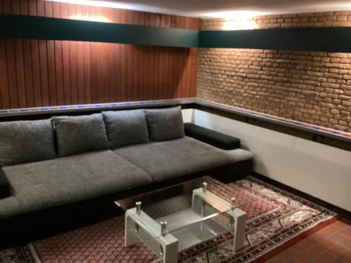 a waiting room with a couch and a table at Villa Kunterbunt in Weyher