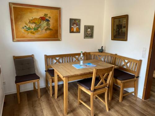 jadalnia z drewnianym stołem i krzesłami w obiekcie Ferienwohnung in Bempflingen w mieście Bempflingen