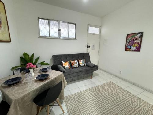 sala de estar con mesa y sofá en Apartament Copa Charmed HIR 43, en Río de Janeiro