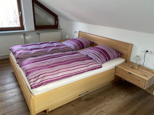 łóżko z fioletowym kocem na górze w obiekcie Ferienwohnung in Bempflingen w mieście Bempflingen