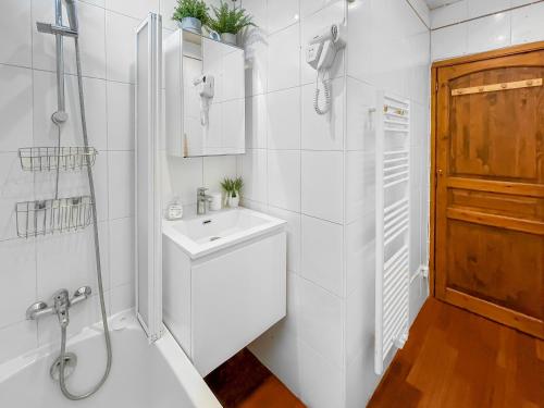 uma casa de banho branca com um lavatório e um chuveiro em Porte de Paris Élégance à Vitry-sur-Seine em Vitry-sur-Seine