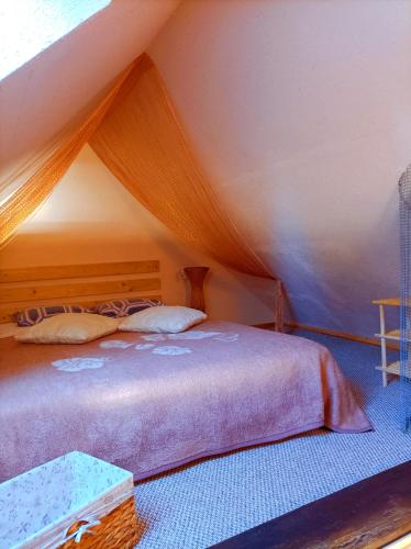 Llit o llits en una habitació de White homestead