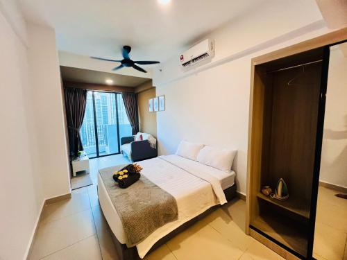 um quarto com uma cama e uma ventoinha de tecto em The Luxe Suites KLCC by Cozy Stay em Kuala Lumpur