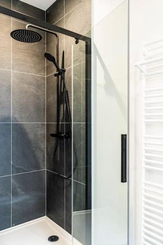 une douche avec une porte vitrée dans une salle de bain dans l'établissement Les Terrasses du Noirmont 2, aux Rousses