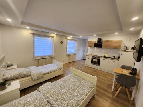 TV a/nebo společenská místnost v ubytování Burgstadt Appartment -Ferienwohnung Altena - Breitenhagen