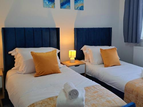 Ένα ή περισσότερα κρεβάτια σε δωμάτιο στο Cozy, Charming 3-Bedroom Home in Chester- Free Parking- Sleeps Up To 6