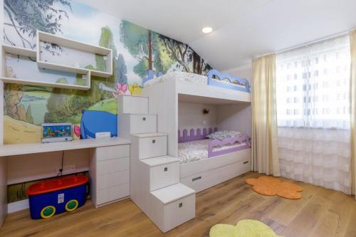 ein Kinderschlafzimmer mit weißen Etagenbetten und einem Wandbild in der Unterkunft Villa Bernard in Ražanac