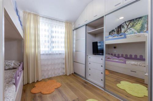 ein Schlafzimmer mit einem großen Spiegel und einem TV. in der Unterkunft Villa Bernard in Ražanac