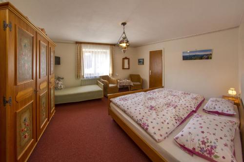 um quarto com uma cama e uma sala de estar em Landhaus Sonnwinkl em Wertach