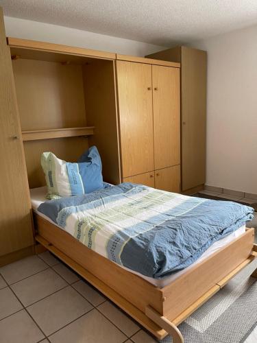 um quarto com uma cama com uma estrutura em madeira em Haus Sauer Bad Sassendorf em Bad Sassendorf