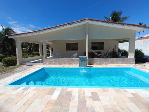 uma piscina em frente a uma villa em casa ampla com PISCINA e área verde em São José ao lado de Maragogi em São José da Coroa Grande
