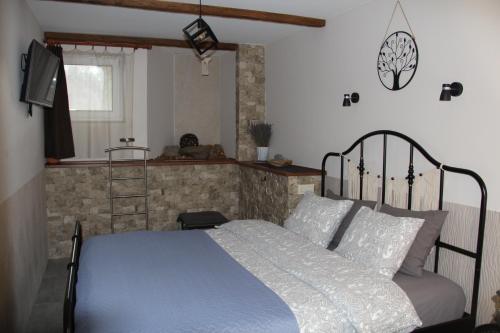 1 dormitorio con 1 cama y TV en Old Town Apartment with a separate entrance, en Kaunas