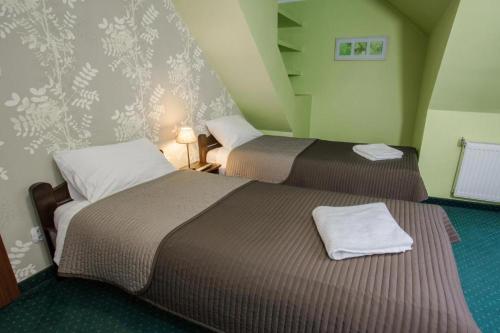duas camas num quarto de hotel em Zajazd Drogorad Restauracja i Noclegi em Mielno