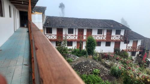 einen Balkon mit Blick auf ein Haus in der Unterkunft Hospedaje Wayna Pakaq in Huanipaca
