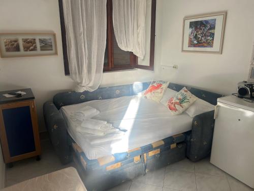 - un lit bleu dans une chambre avec fenêtre dans l'établissement Vila Franka, à Murter