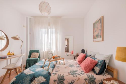 馬德里的住宿－Sunlit cosy haven a spacious treasure to be discovered，一间卧室配有一张桌子和一张床铺