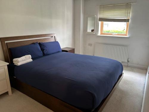 Giường trong phòng chung tại 2 bed flat near Docklands