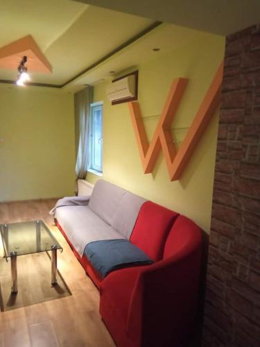een woonkamer met een rode bank en avari bij Апартаменты in Rustavi