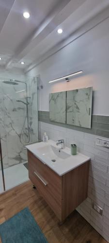 un baño con lavabo y ducha en Le Antiche Porte, en Palermo