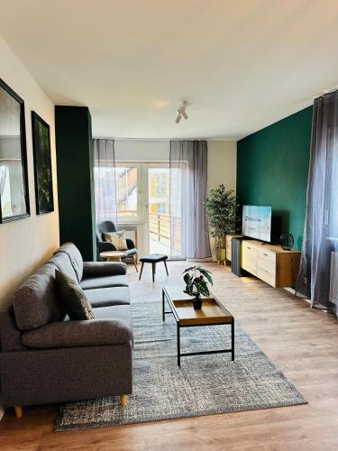 a living room with a couch and a table at Hauptstadt Mitte in Waigolshausen