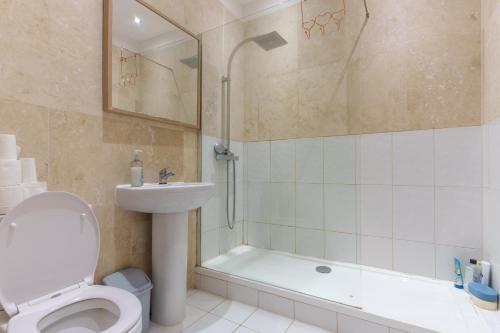 ロンドンにある2 Bedroom apartment in Central Londonのバスルーム(トイレ、洗面台、シャワー付)