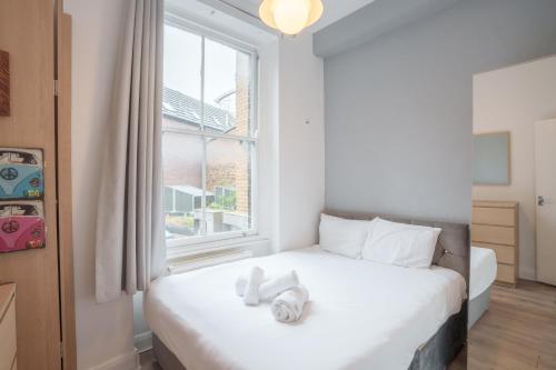 ロンドンにある2 Bedroom apartment in Central Londonのベッドルーム1室(ベッド1台、タオル2枚付)