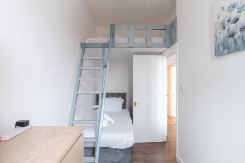 ロンドンにある2 Bedroom apartment in Central Londonの二段ベッドとはしご付きの客室です。