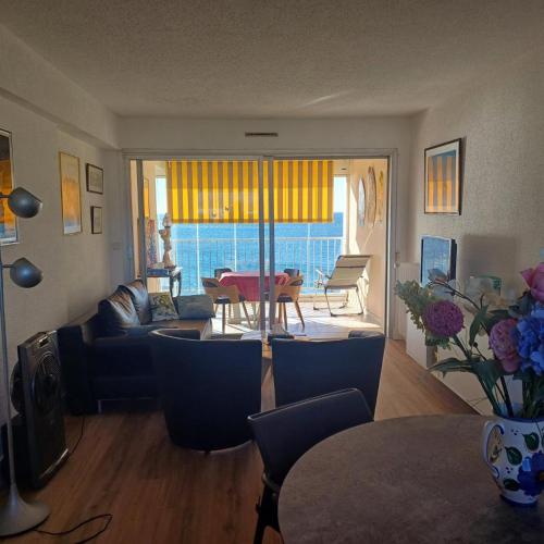 un salon avec un canapé et une table dans l'établissement Great Waterfront Apartment In Cannes BoccaCabana, à Cannes